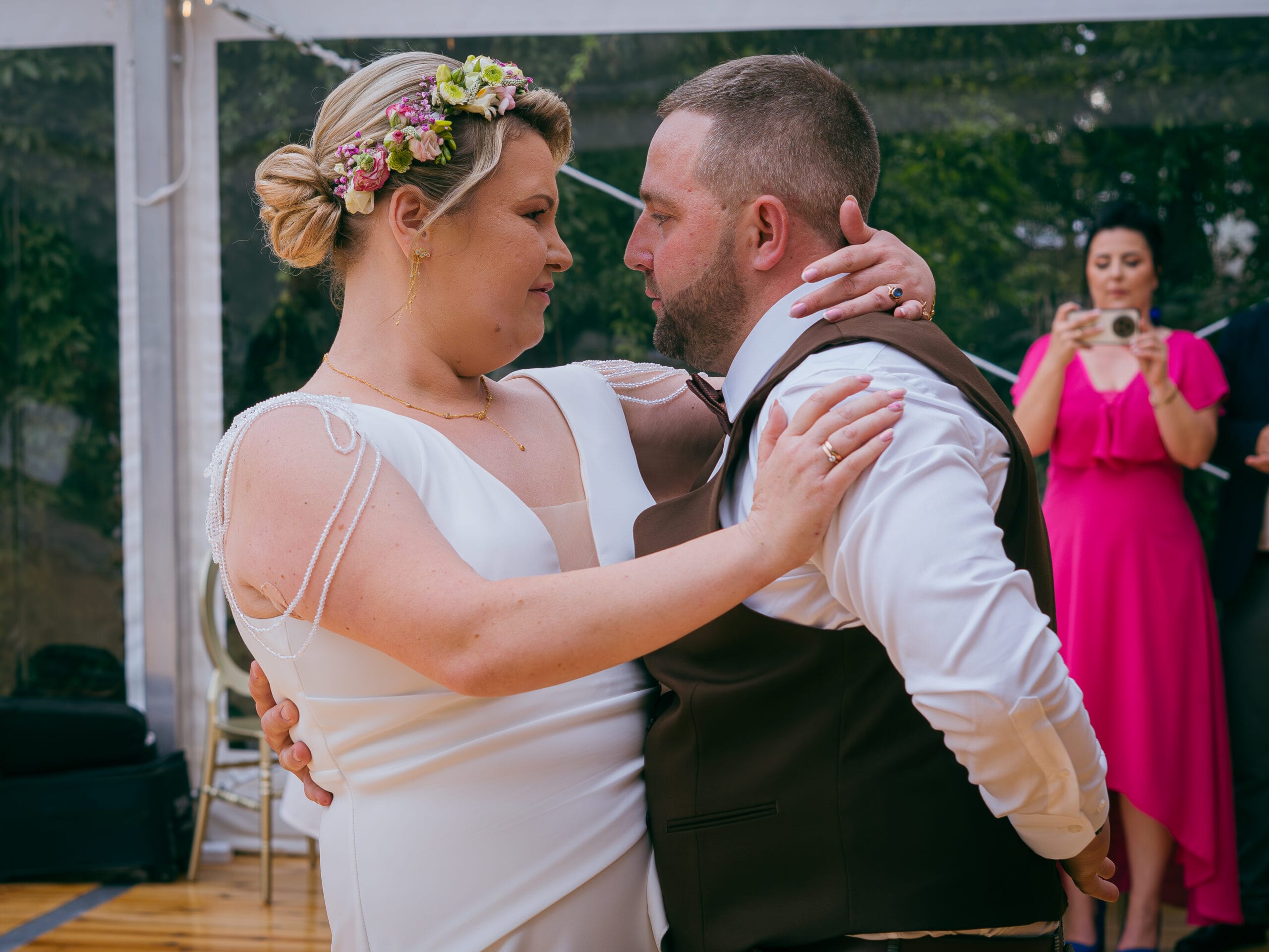 Zbliżenie na pierwszy taniec pary młodej – polski fotograf i kamerzysta ślubny Obiektywni Studio