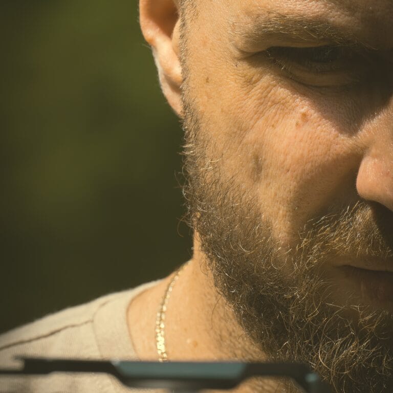 Portret mężczyzny z zarostem w ciepłym świetle – Obiektywni Studio